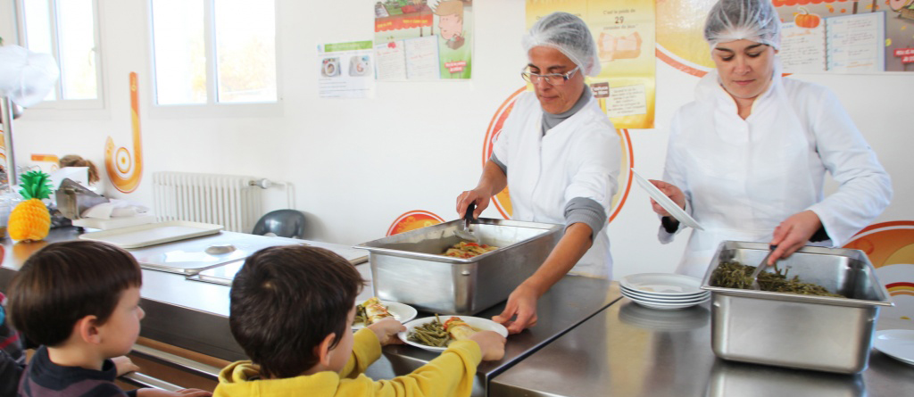 enfants a la cantine servis pas deux agents de la restauration scolaire 