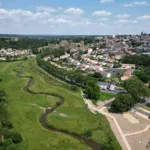 Vue aérienne sur le Dolo, le Château, l'église et le centre-ville de Bressuire