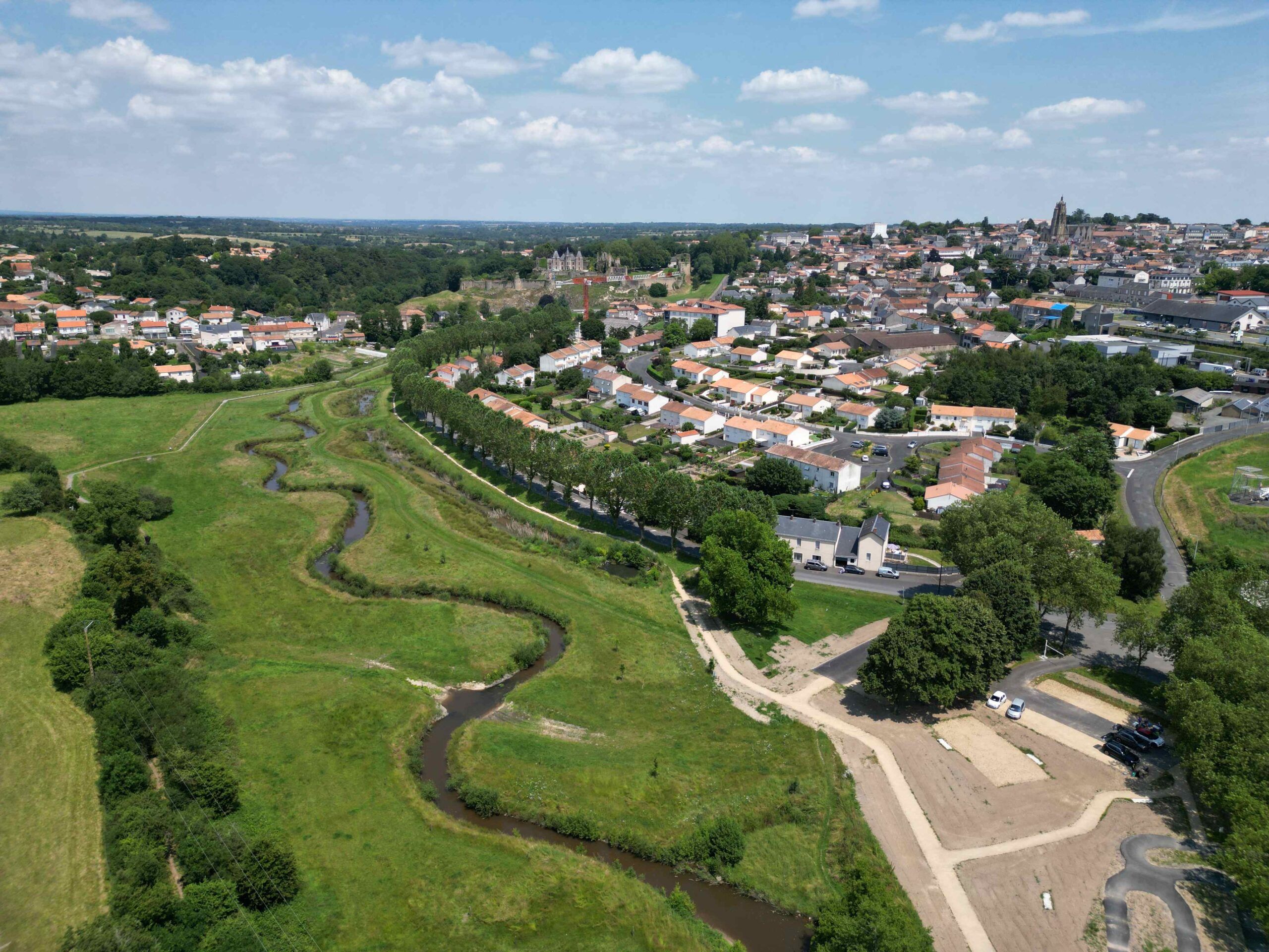 Vue aérienne sur le Dolo, le Château, l'église et le centre-ville de Bressuire