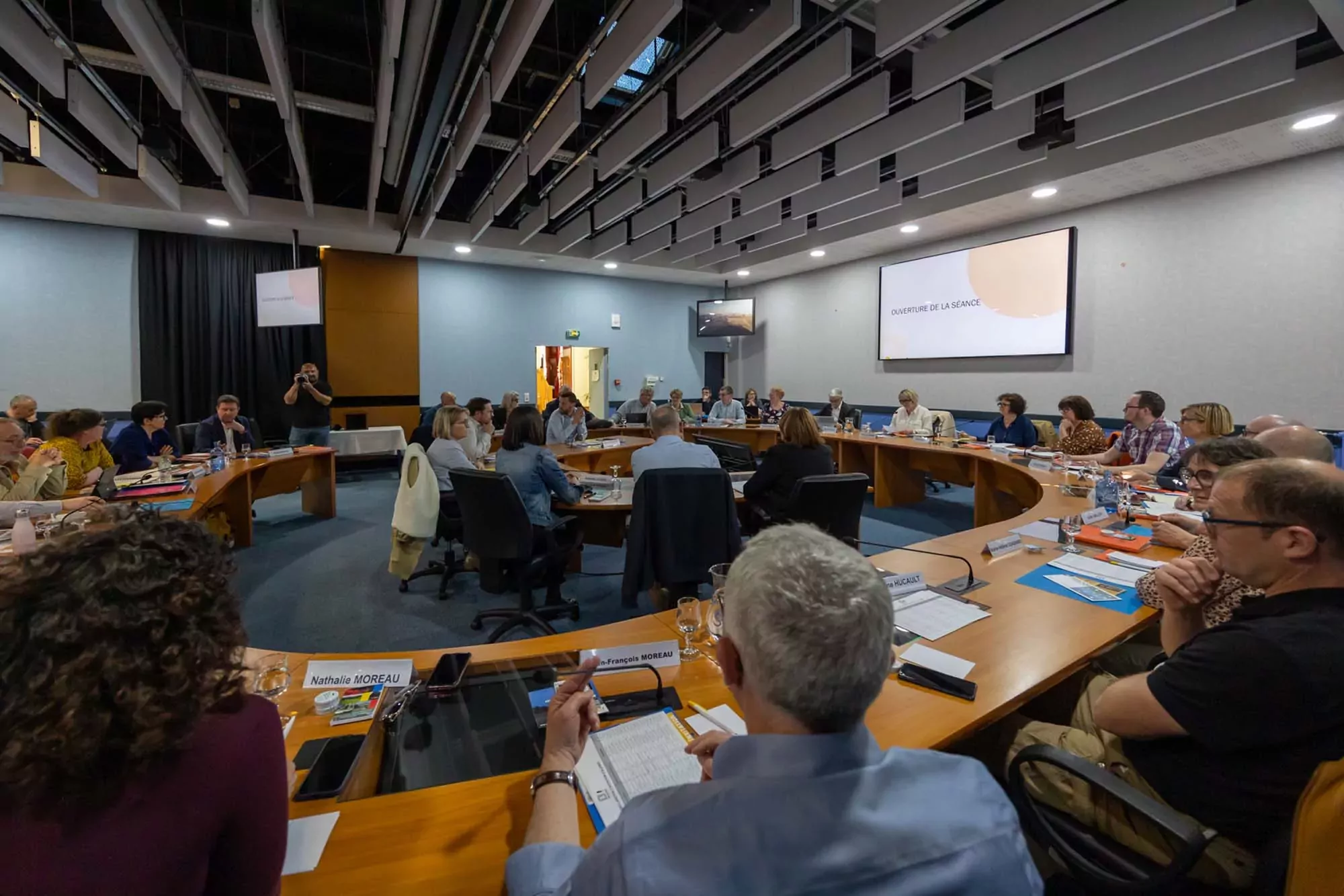 Membres du Conseil Municipal de Bressuire en séance