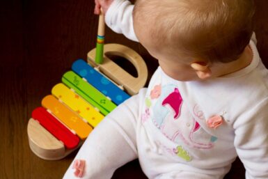 Bébé entrain de jouer