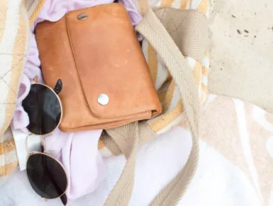 lunettes de soleil, sac et porte-feuille / Objets trouvés