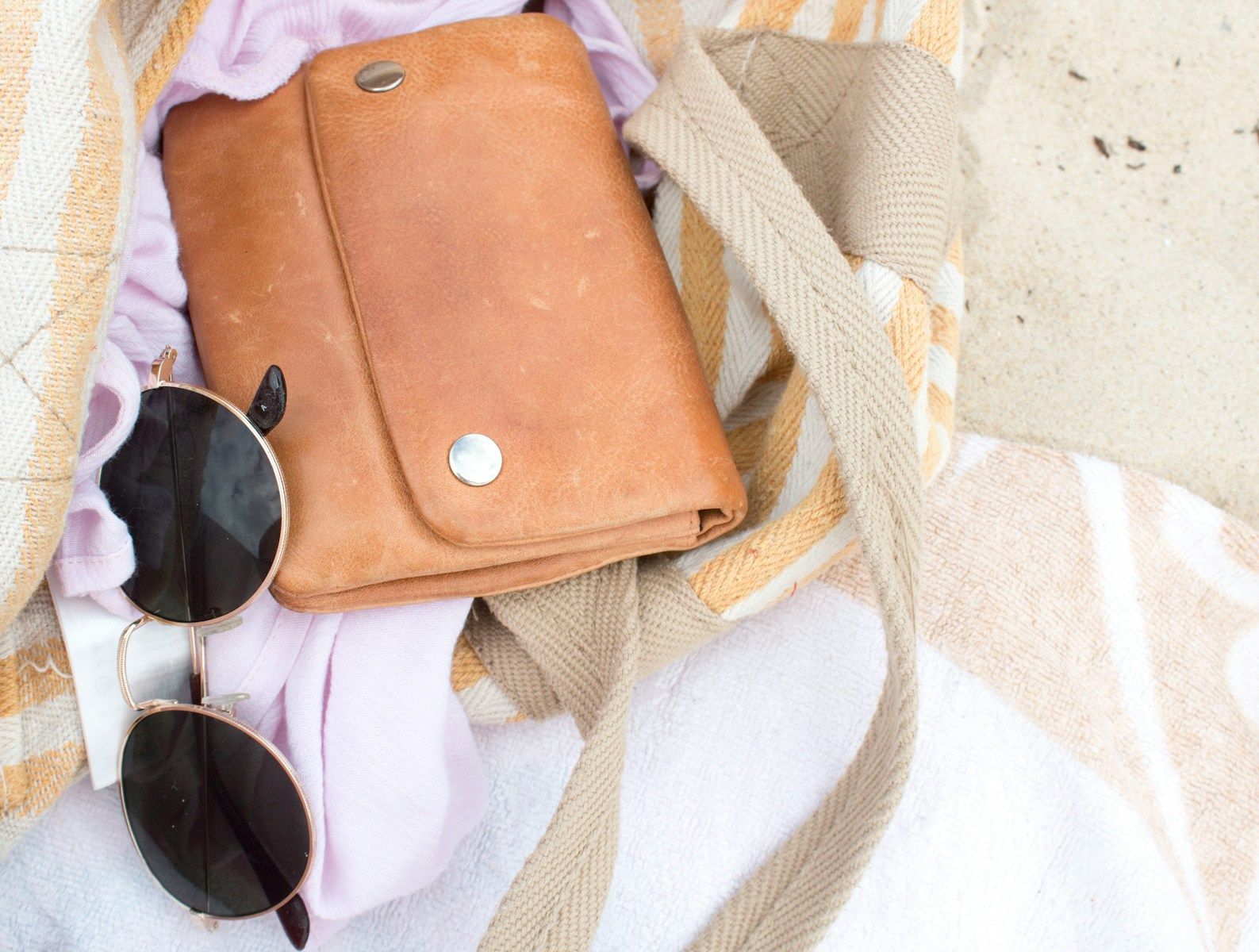 lunettes de soleil, sac et porte-feuille / Objets trouvés