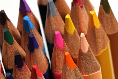 un tas de crayons de couleur