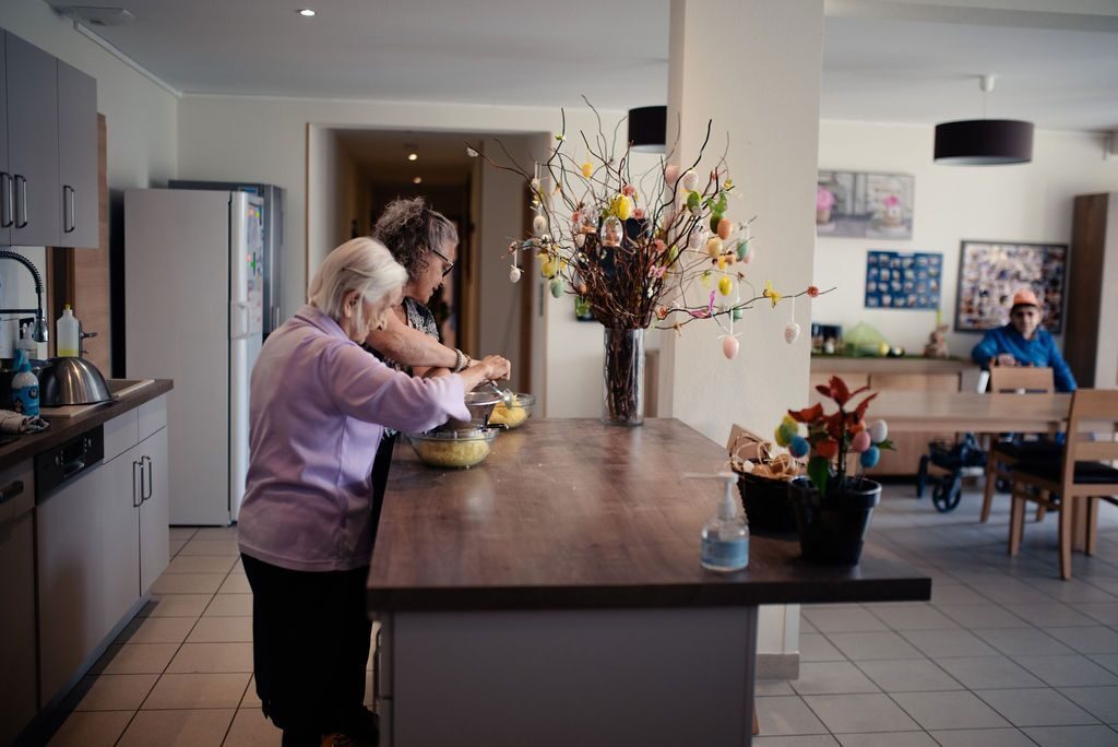 Deux personnes cuisinant dans une résidence Âge & Vie (logements des séniors)