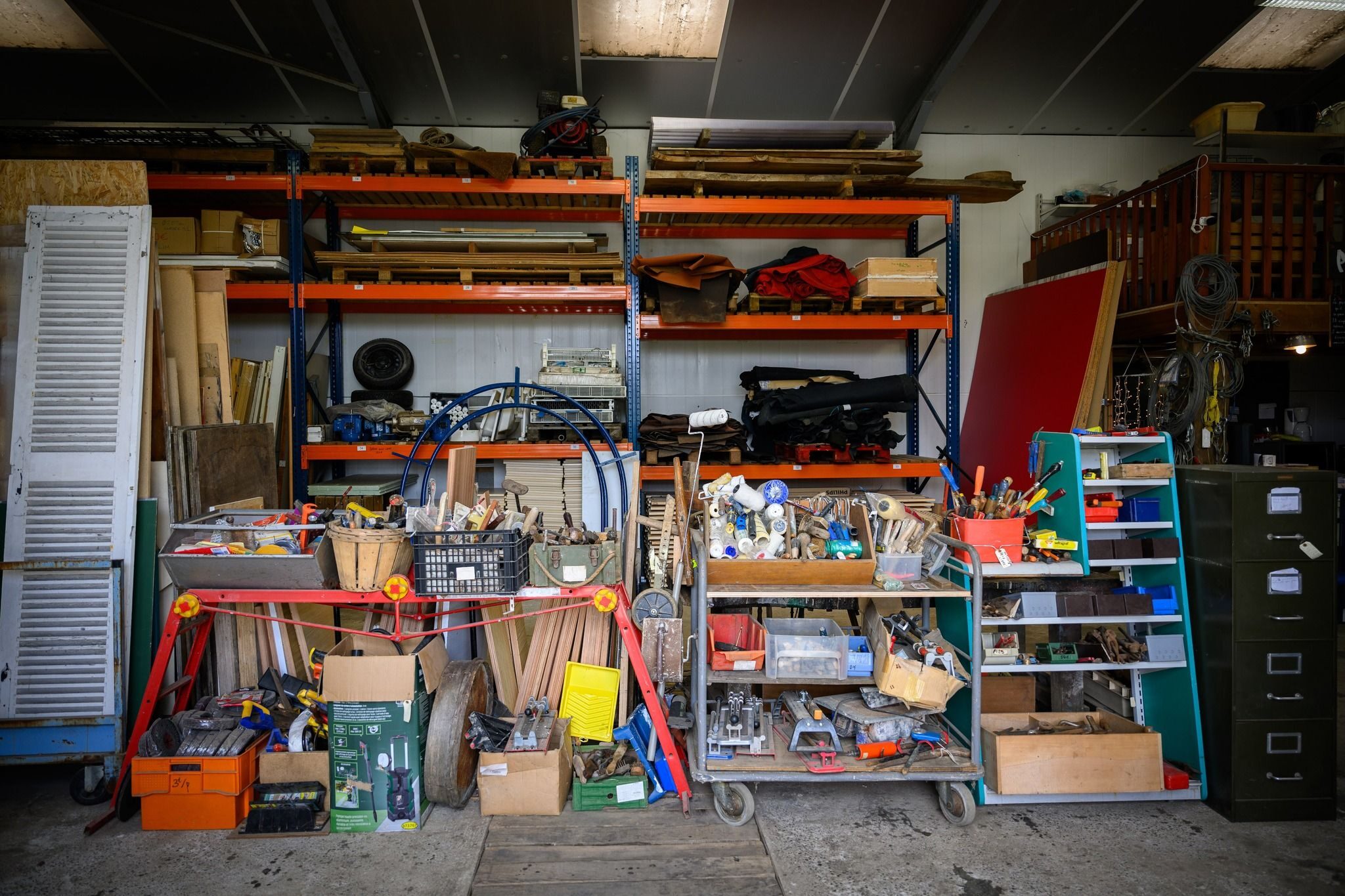 Photo intérieure de la Matériauthèque (outils, quincaillerie...)