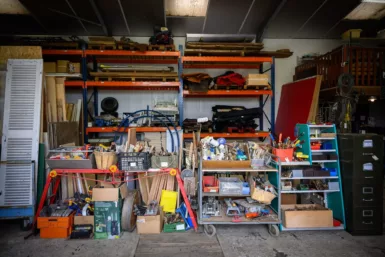Photo intérieure de la Matériauthèque (outils, quincaillerie...)
