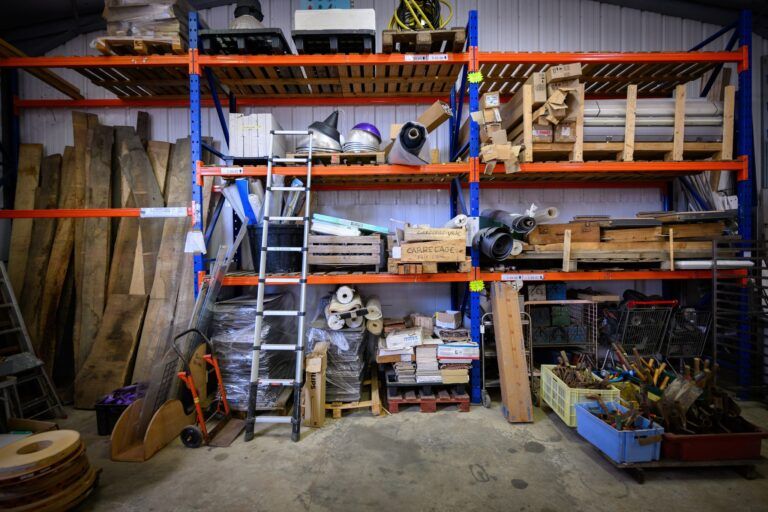 Photo intérieure de la Matériauthèque (outils, quincaillerie...)