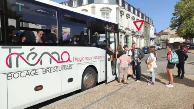 Elèves montant dans un bus de transport scolaire Trema