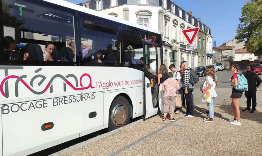 Elèves montant dans un bus de transport scolaire Trema