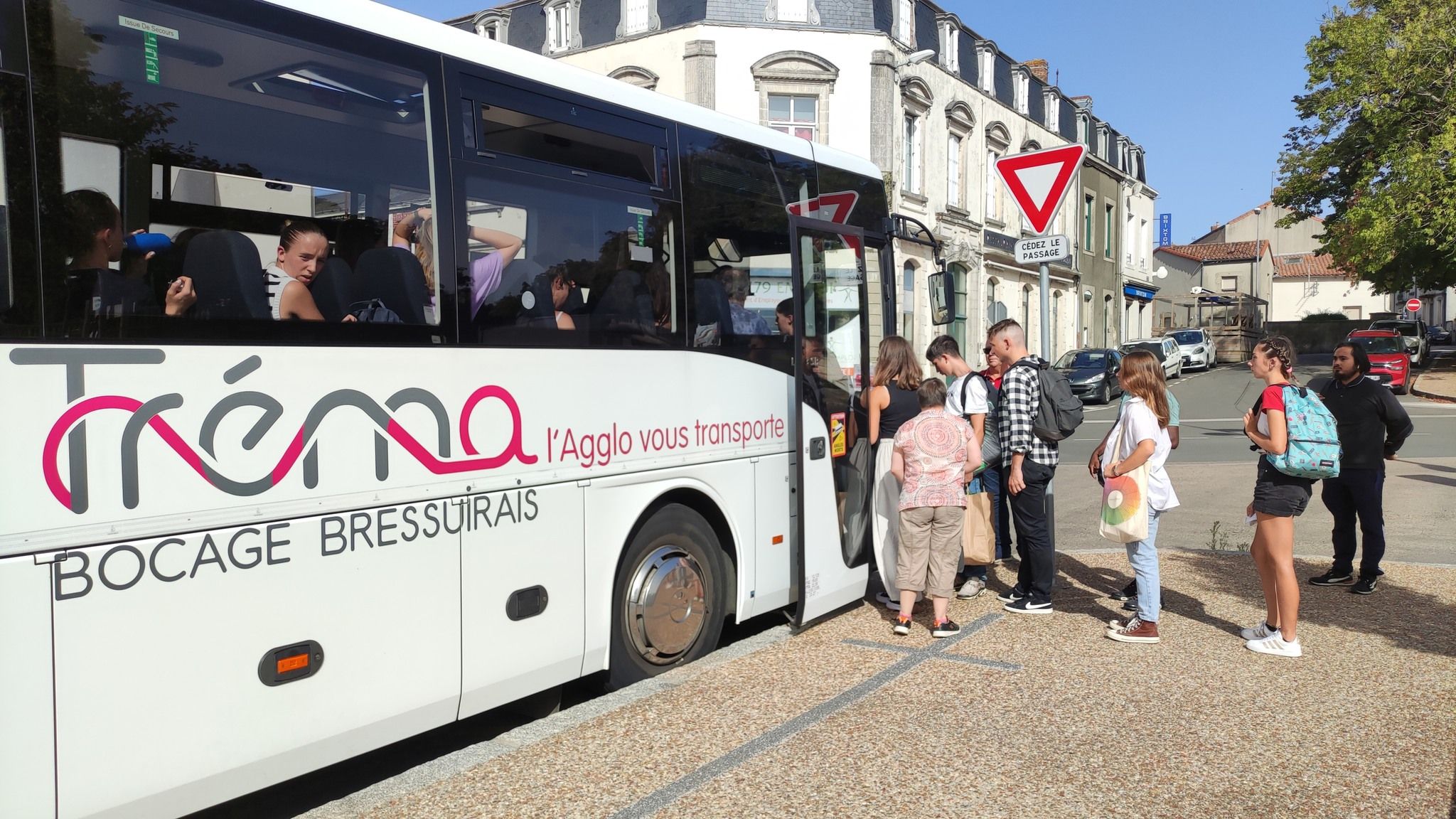 Elèves montant dans un bus de transport scolaire Trema