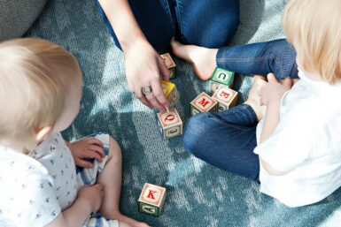 deux tout-petits jouant avec des cubes de lettres