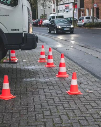 Cônes de chantier devant un véhicule