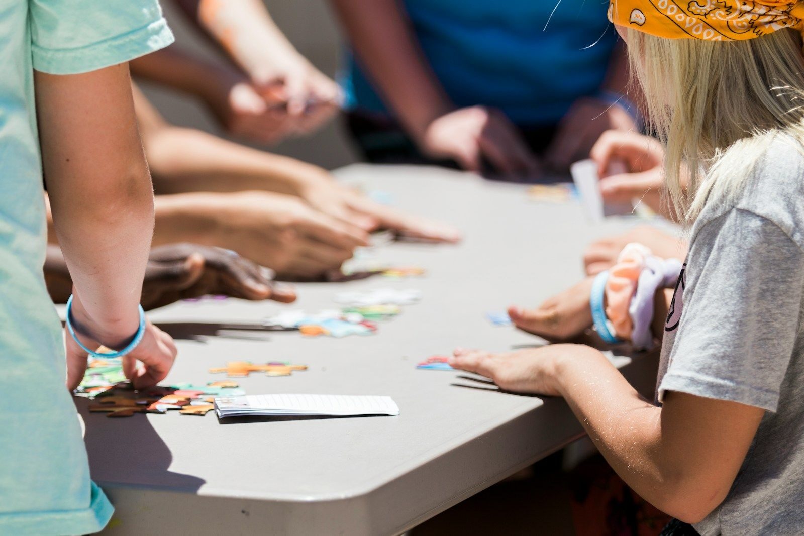 Personnes jouant aux cartes sur une table