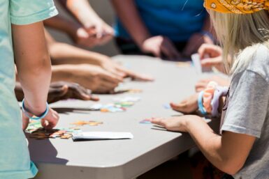 Personnes jouant aux cartes sur une table
