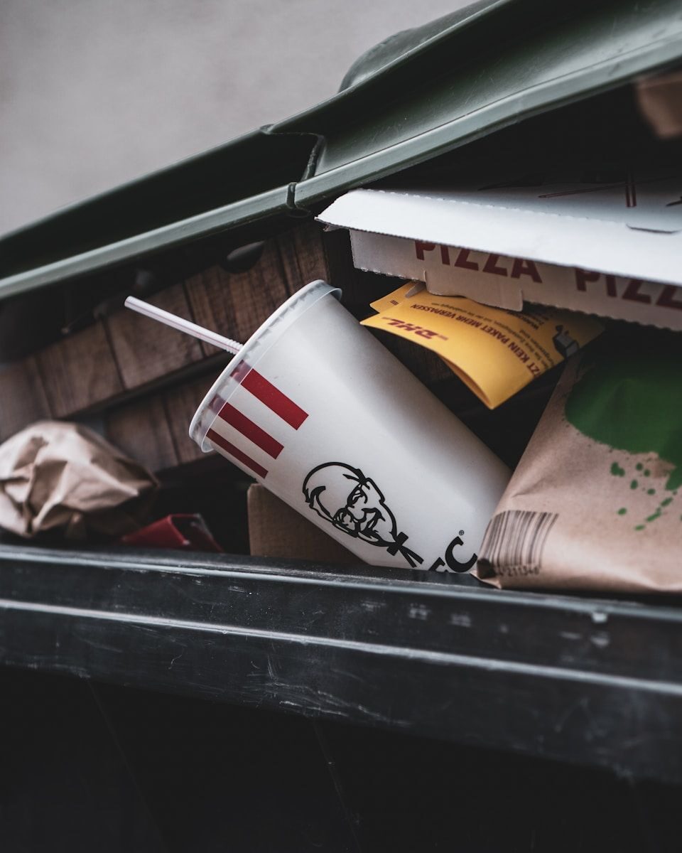 une poubelle avec des déchets en carton