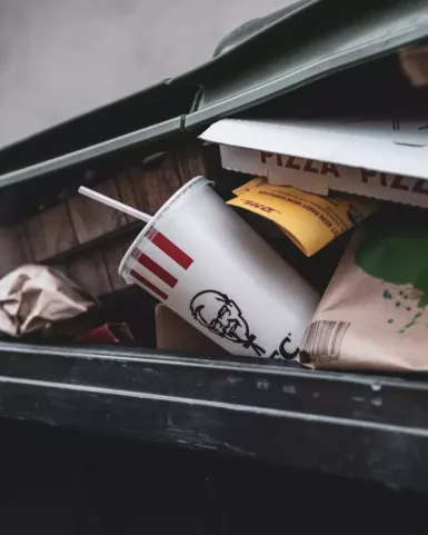 une poubelle avec des déchets en carton