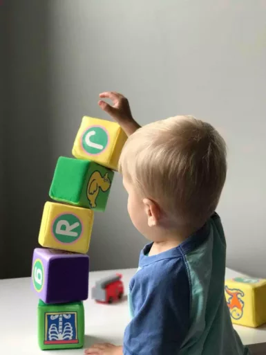 Bébé jouant avec des cubes