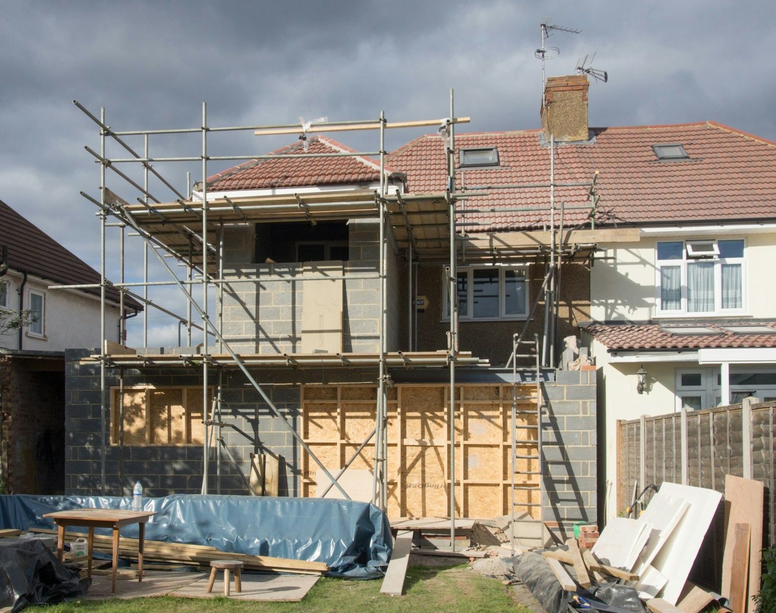 maison en travaux avec un échafaudage
