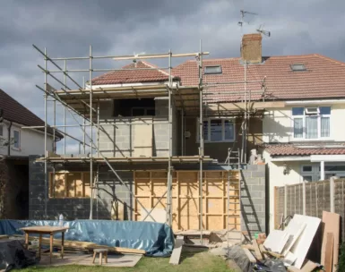 maison en travaux avec un échafaudage