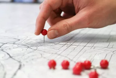 Personne disposant une épingle rouge sur une carte