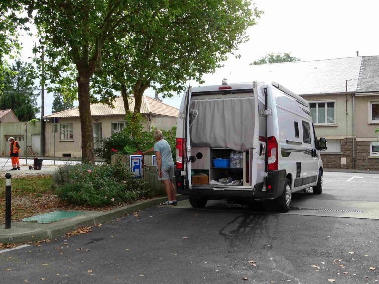 Véhicule de tourisme sur l'aire de service de la Place Labate