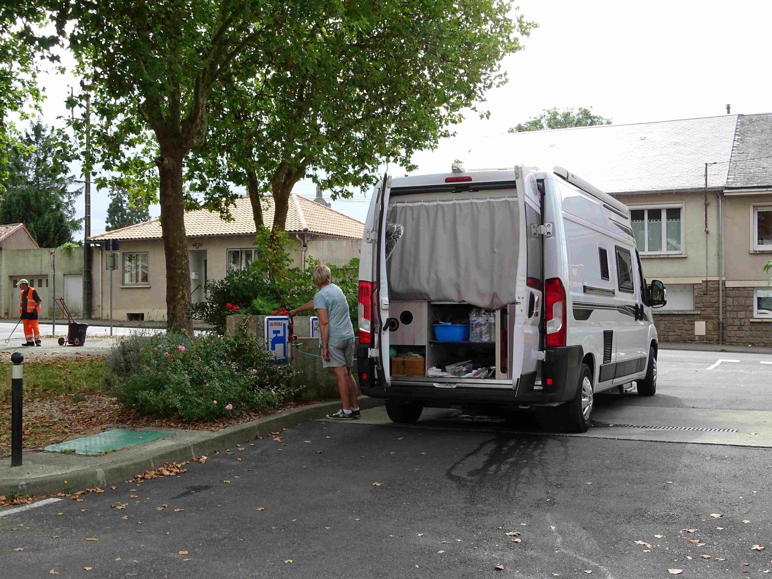 Véhicule de tourisme sur l'aire de service de la Place Labate