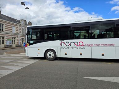 Bus du réseau Trema stationné devant la gare de Bressuire