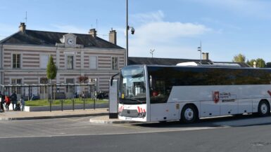 Bus de la Région Nouvelle Aquitaine devant la gare de Bressuire