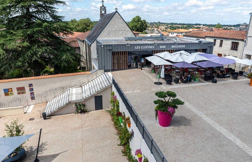 Terrasse du bar Les Cloîtres