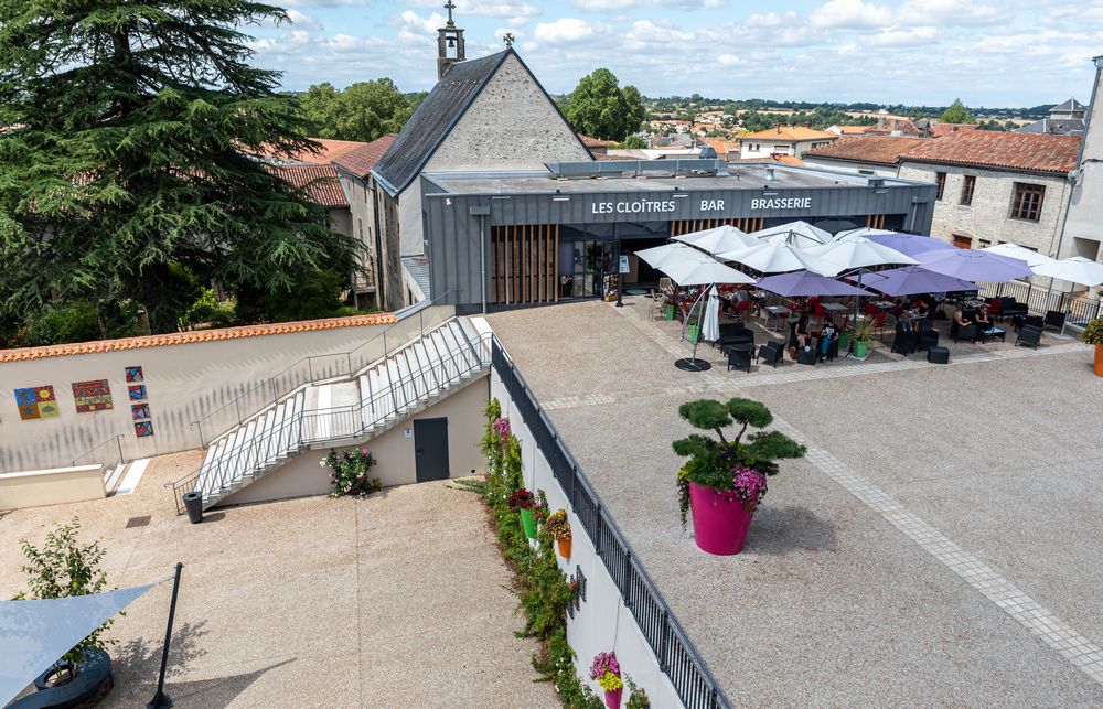 Terrasse du bar Les Cloîtres