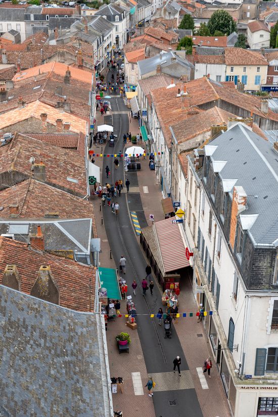 Rue Gambetta de Bressuire. Vue aérienne un jour de braderie