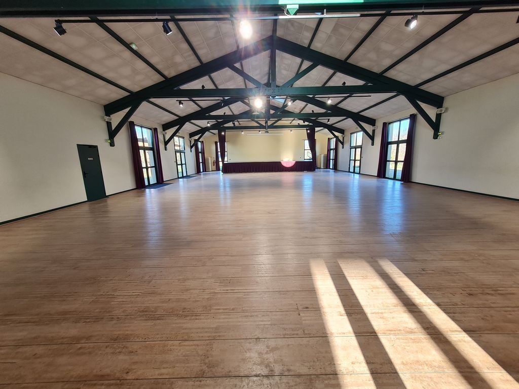 Photo de l'intérieur de la salle des fêtes de Breuil-Chaussée (La Broglienne)