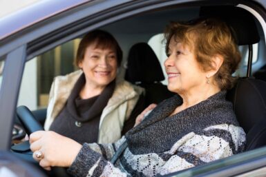 Deux femmes âgées au volant d'une voiture