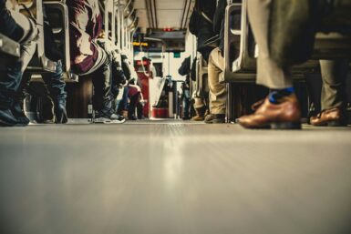 personnes assises dans un bus