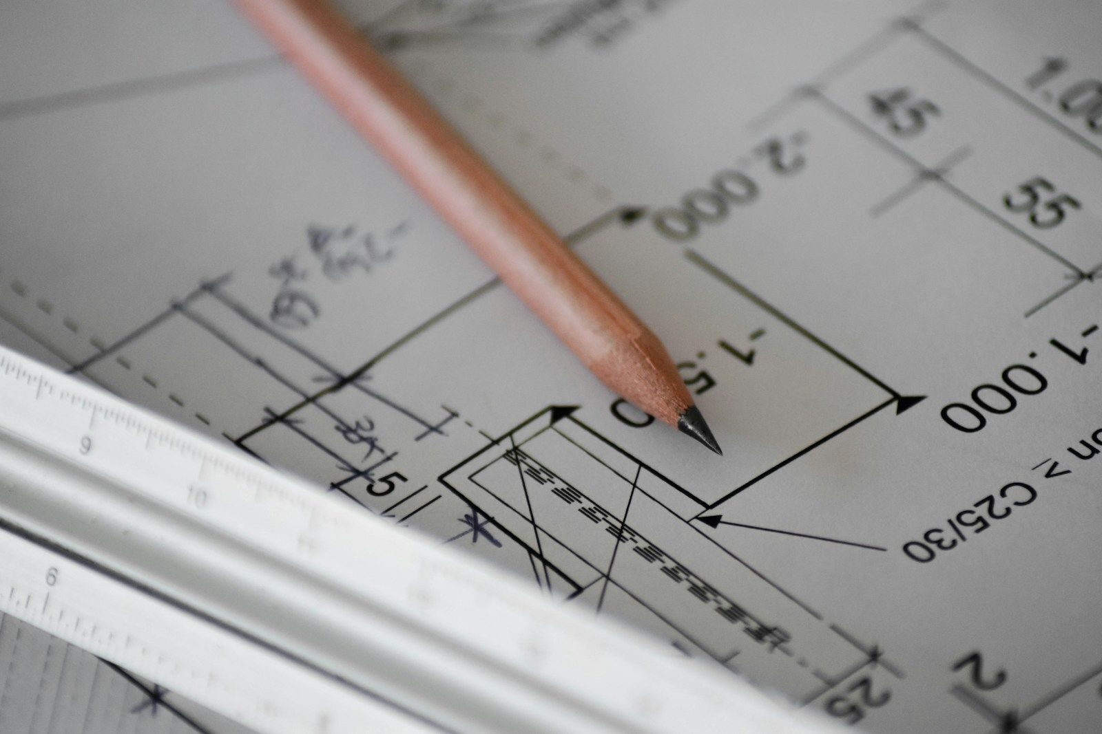 Crayon de papier et règle sur des plans de construction