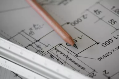 Crayon de papier et règle sur des plans de construction