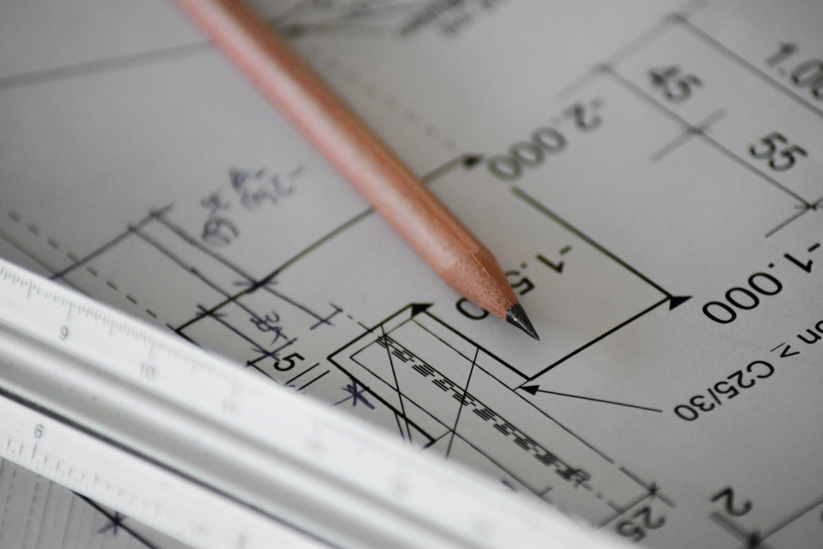 Crayon de papier et règle sur des plans de construction