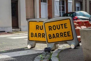 Deux panneaux route barrée sur un trottoir