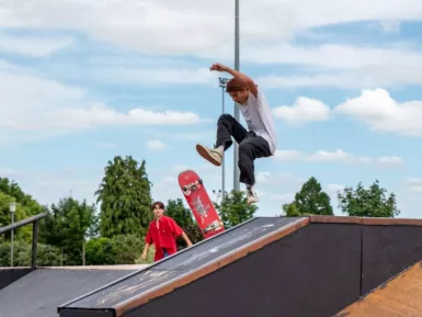Jeune skater au Skate Park de Bressuire