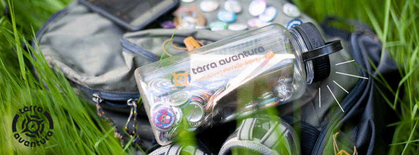 Illustration de Terra Aventura avec une gourde remplie de Poïz, posée dans l'herbe.