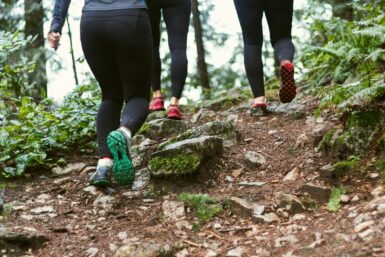 pieds et jambes de 3 personnes en randonnée