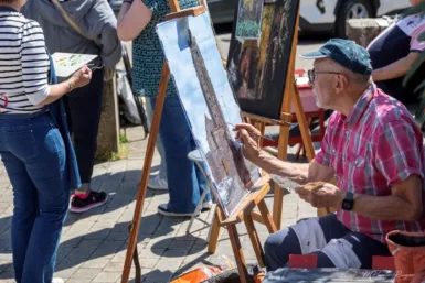 Peintre peignant l'église Notre-Dame de Bressuire lors de la Place du Tertre (Mai 2025)