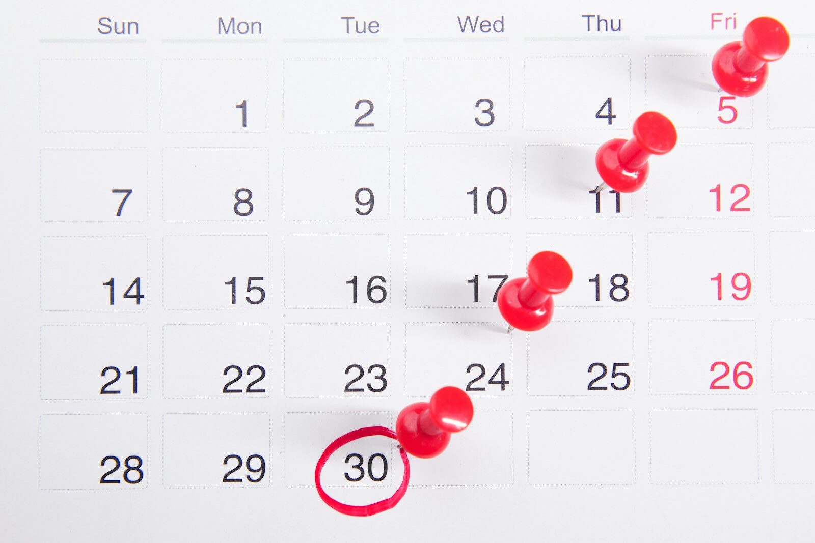 Calendrier avec des épingles rouges
