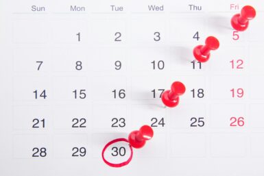 Calendrier avec des épingles rouges