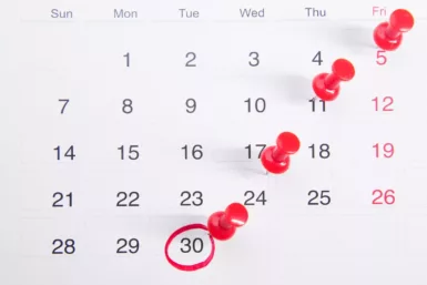 Calendrier avec des épingles rouges