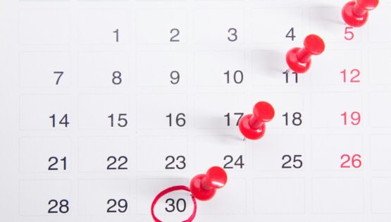 Calendrier avec des épingles rouges