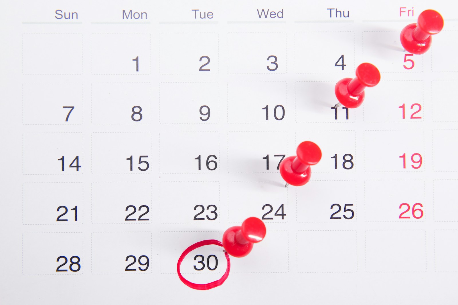 Calendrier avec des épingles rouges