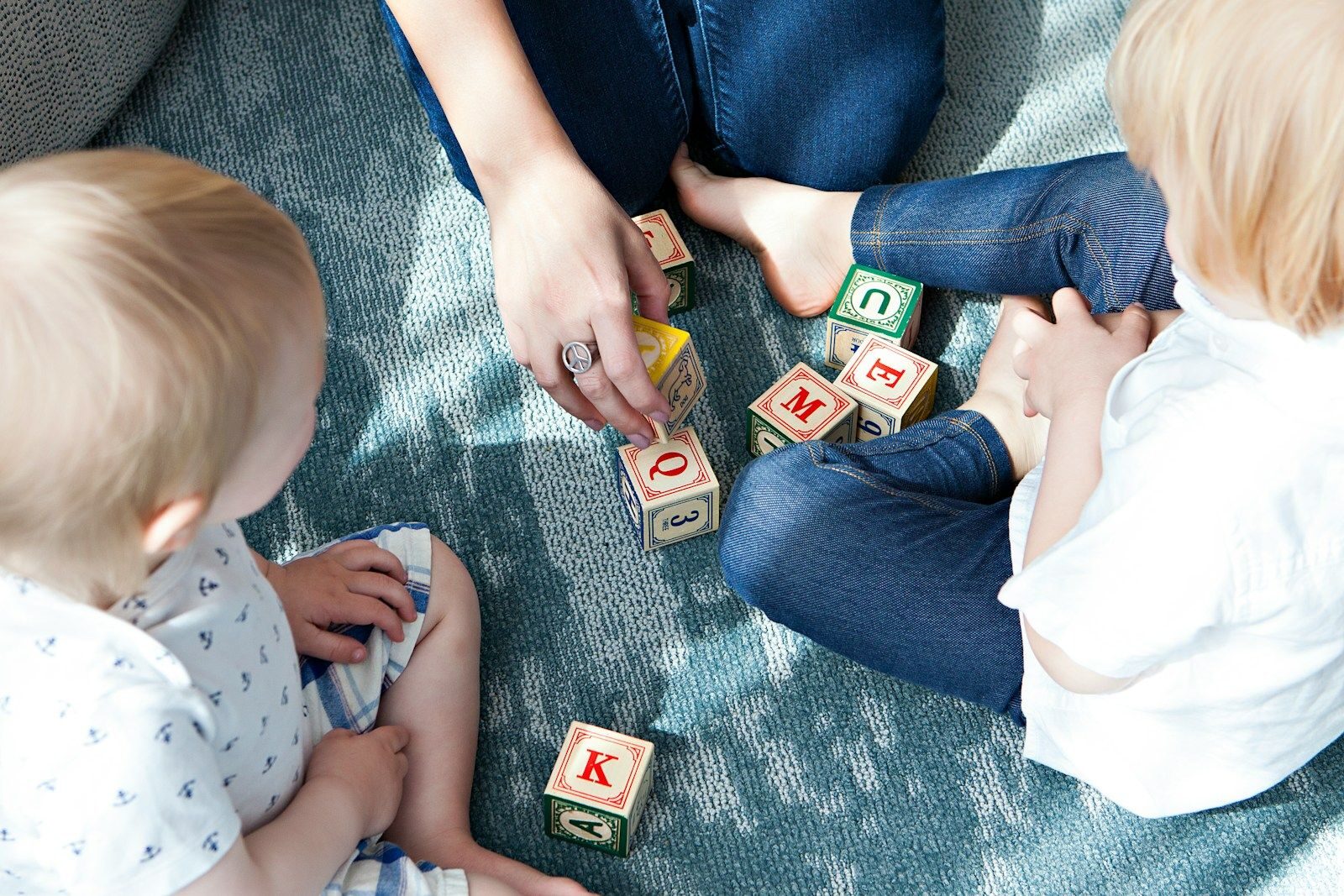 Enfants jouant avec des cubes