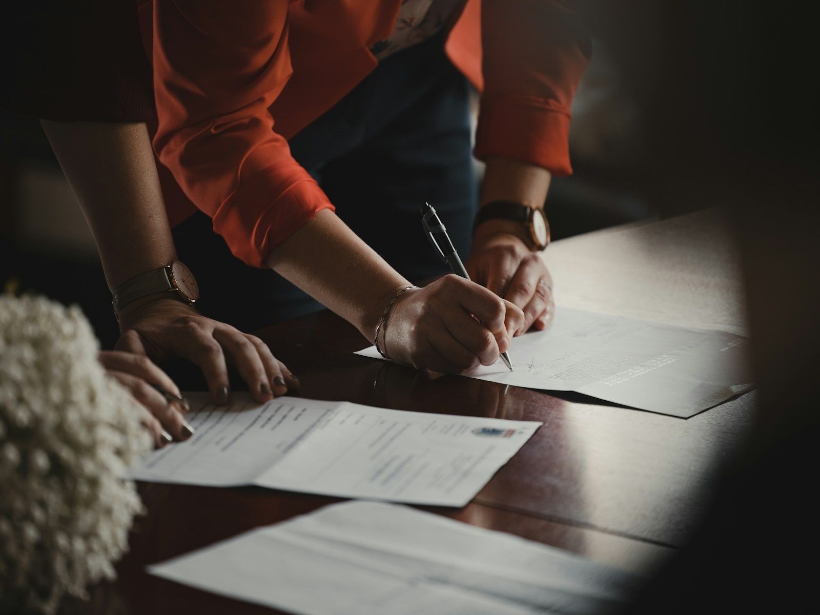 personnes signant des documents
